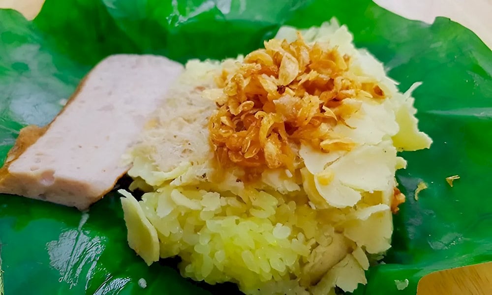 Xoi is a popular breakfast and snack dish in Hanoi, and the Old Quarter offers a variety of different toppings to go with it