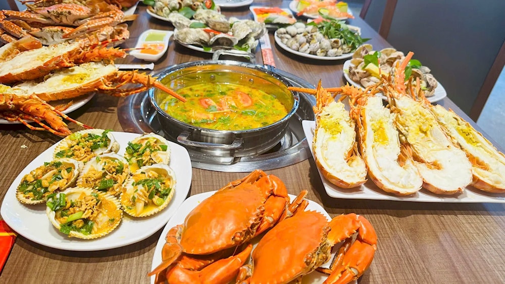 When visiting Viet Hai, you must definitely try the fresh and delicious seafood 