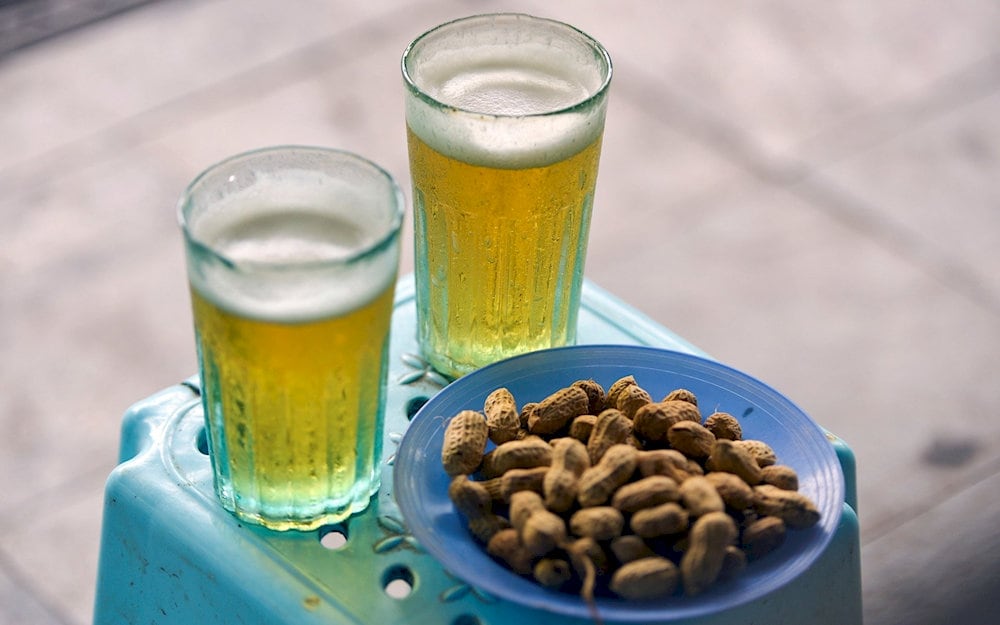 Fresh beer is served with snacks, from afternoon to late night
