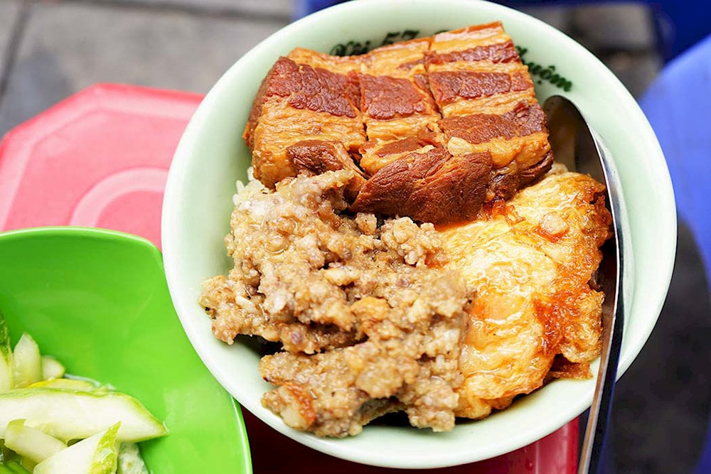 Xoi is eaten with various toppings, from sweet to savoury 