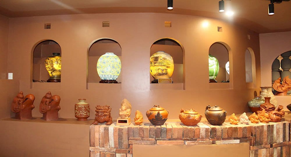 Exquisite ceramic and porcelain products molded from special white clay by the hands of talented artisans 