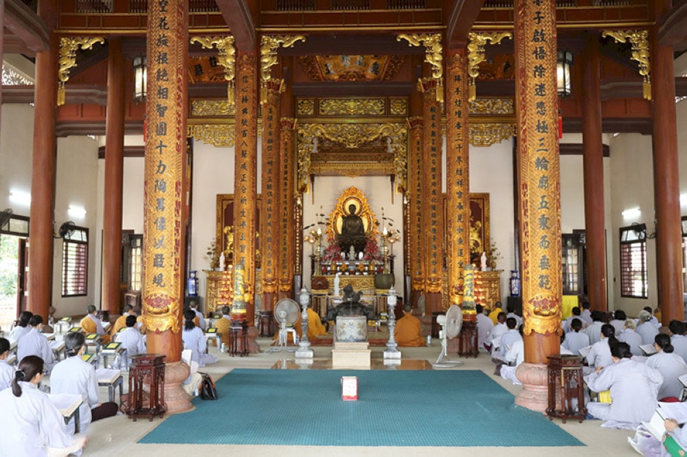 Tu Dam Pagoda attracts many Buddhists who come to the temple to chant sutras and pray
