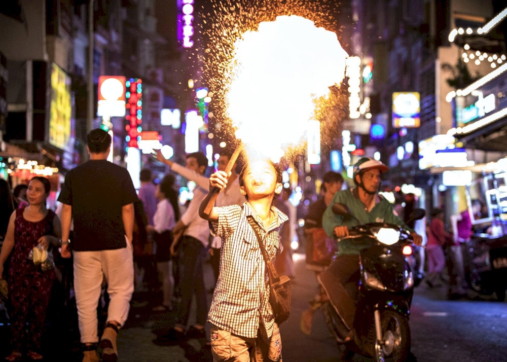 눈부신 서커스에서 나이트 라이프에 마법의 터치를 가져옵니다