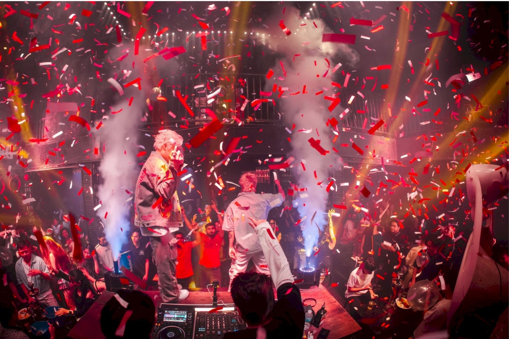 Hair of the Dog Club Saigon (헤어 오브 더 독 클럽 사이공)은 눈부신 빛으로 빛납니다 