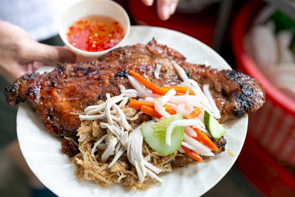 부드러운 그릴 돼지고기, 잘게 잘린 돼지 껍질에 생선 간장과 피클을 곁들인 컴포트 푸드입니다