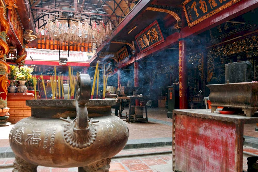 Architecture and atmosphere inside Thien Hau Temple