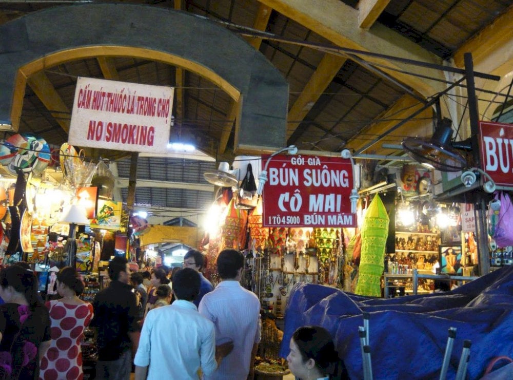The vibrant atmosphere of Hoa Binh Market at night