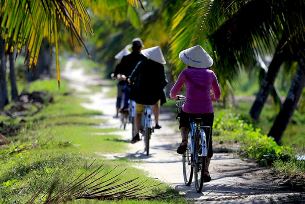 If you enjoy a scenic and immersive journey, renting a bicycle or motorbike is a great choice