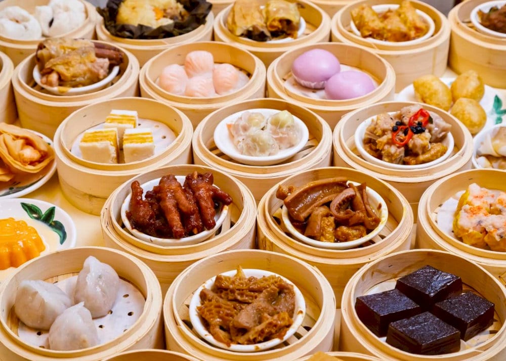 차는 일반적으로 차 시간의 전통의 일부로 즐길 수 있으며, 느긋한 공동 분위기에서 중국 차와 함께 요리가 제공됩니다.