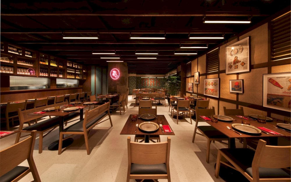 이 가게는 갓 만든 국수를 제공하는 것으로도 유명하며 홍콩의 식문화 전통을 진정으로 맛볼 수 있다.