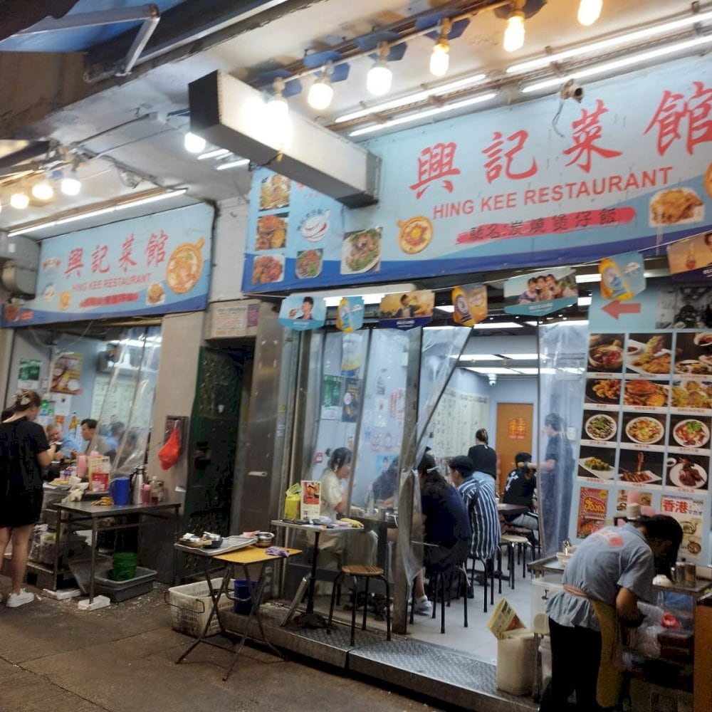 레스토랑은 중국 소시지, 닭고기, 해산물 등을 결합한 다양한 냄비 밥 옵션을 제공합니다 (출처: 인터넷)