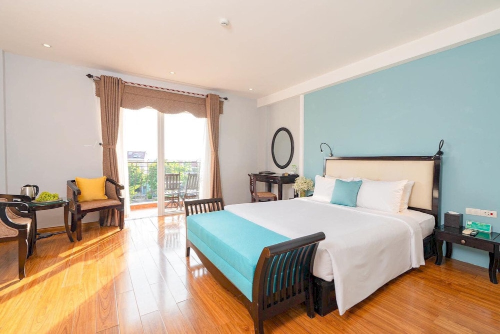 A bright and airy room at Hoi An Sincerity Hotel & Spa