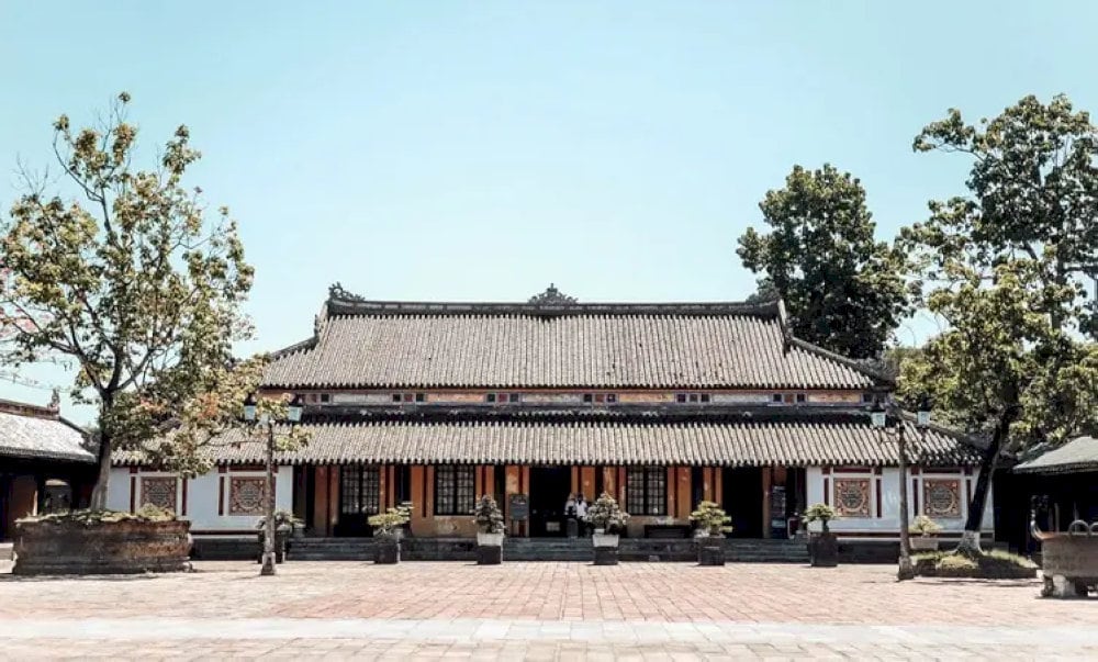 Visitors to the Can Chanh Palace today can appreciate its grandeur and explore its well-preserved interior, offering a rare insight into the private world of the royal family