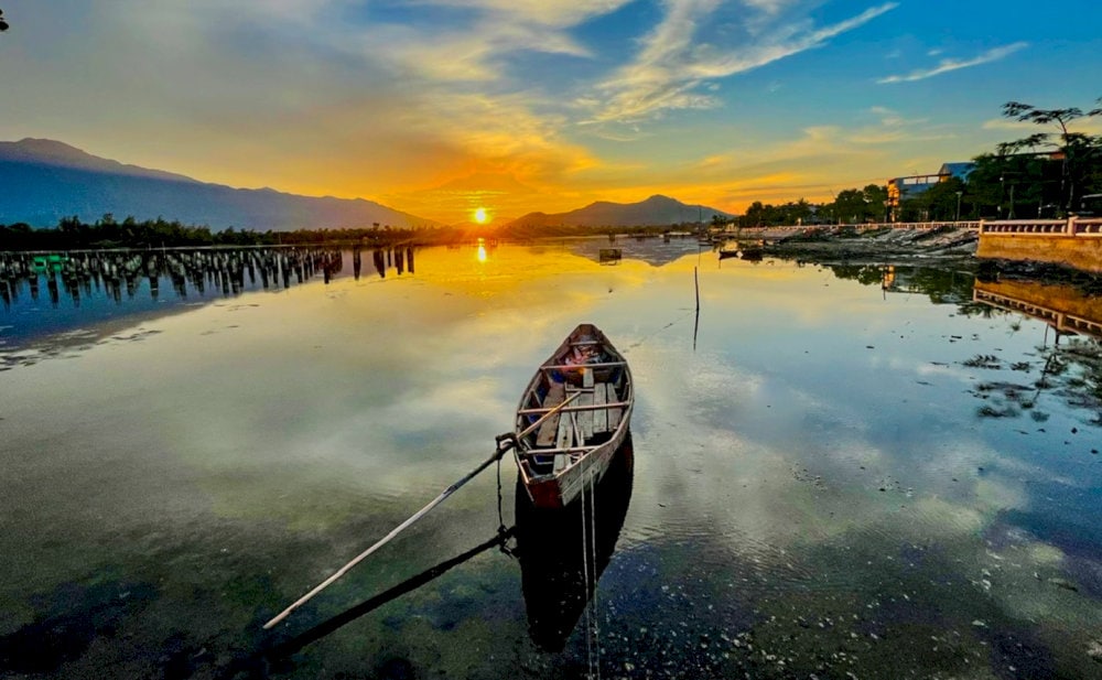 Tourists can rent wooden boats to cruise around the lagoon