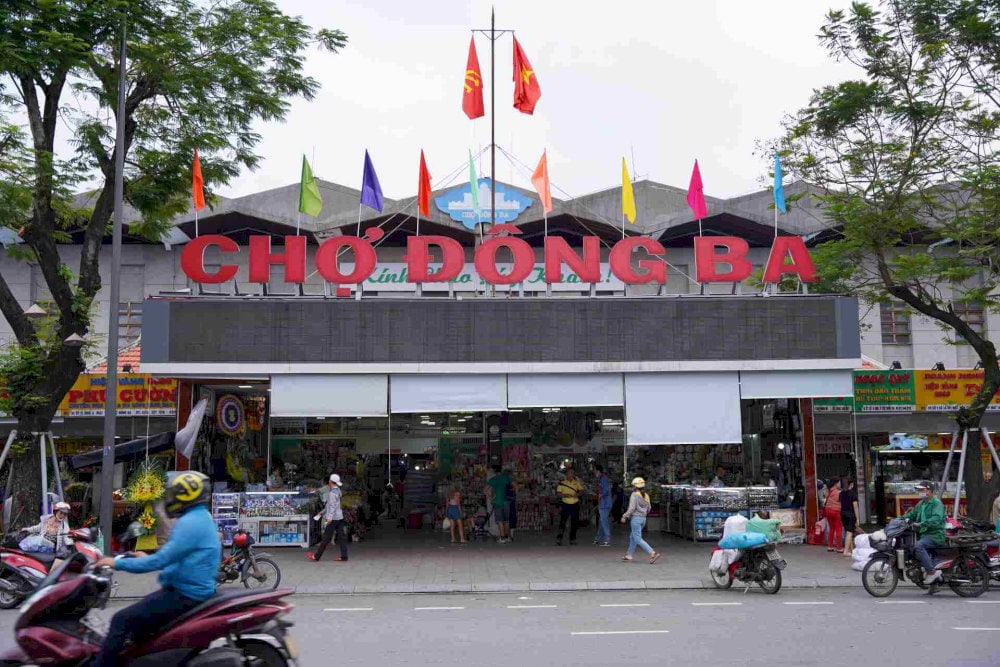 Dong Ba Market is a place where visitors can find a variety of souvenirs and local specialties