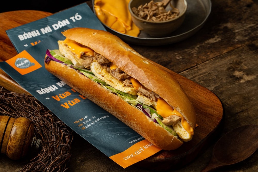 Bánh mì dân tổ Hà Nội đầy ắp nhân và luôn tấp nập khách