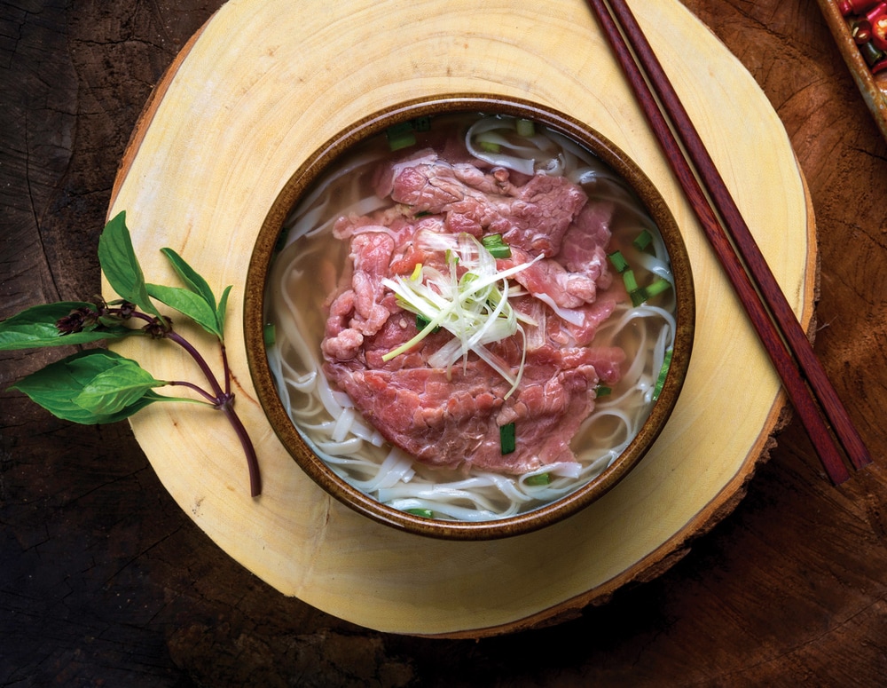 Phở gánh Hàng Chiếu với nước dùng đậm đà, thu hút nhiều du khách