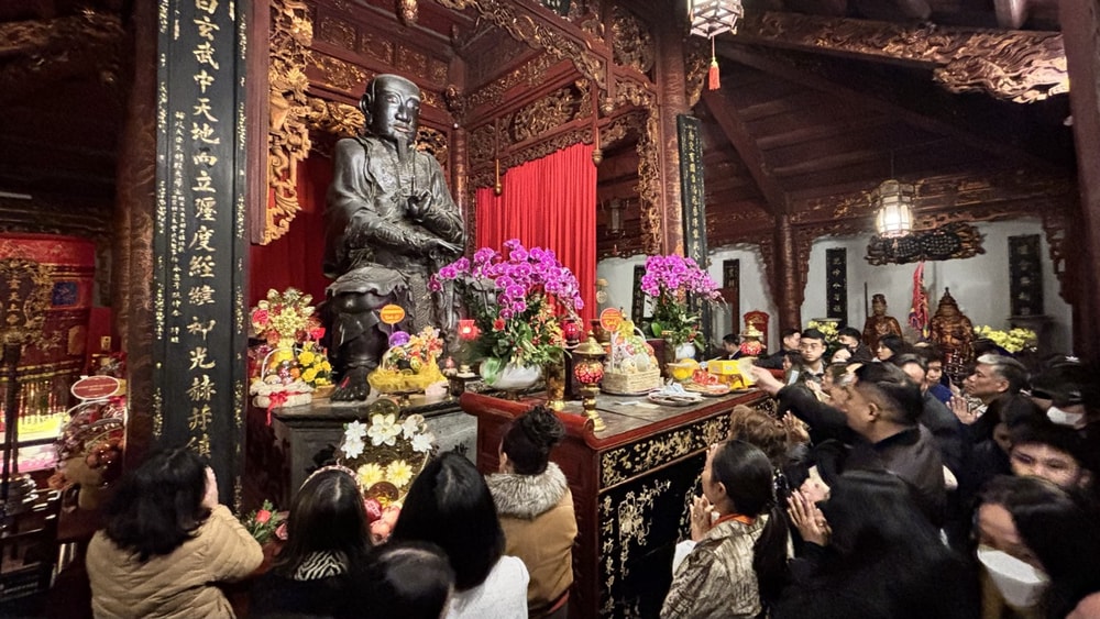 Người dân tấp nập đi lễ Thăng Long tứ trấn